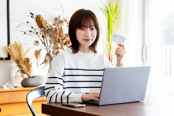 サービス紹介用の画像。生活関連商品・日用品の清潔な商品陳列イメージ